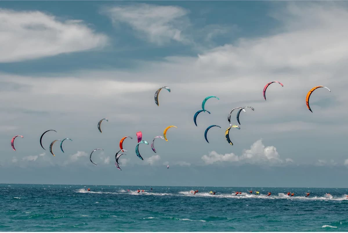 Kitesurfers op het brede strand van Guajiru, aan de kust van Trairi, Ceará